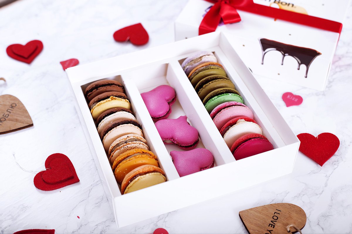 Французские эклеры. В одном подарочном наборе пирожных было 3. Набор капкейки с макарунс. Мини пирожное ассорти. Подарочный набор пирожных.