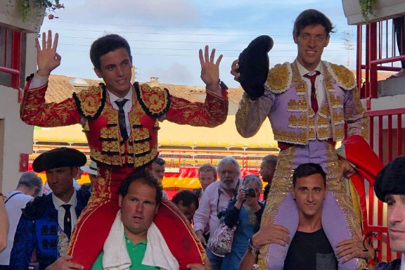 FESTEJOS.- MAUGUIO.- Nazaré y El Adoureño a hombros <a href="/_Antonionazare_/">Prensa Antonio Nazaré</a> <a href="/adoureno/">Info El Adoureño</a> <a href="/DamianCastao8/">Damian Castaño</a> #Mauguio19 #Gallon #Francia (foto <a href="/MundilloTaurino/">Mundillo Taurino</a>) burladero.tv/festejos/2019/…