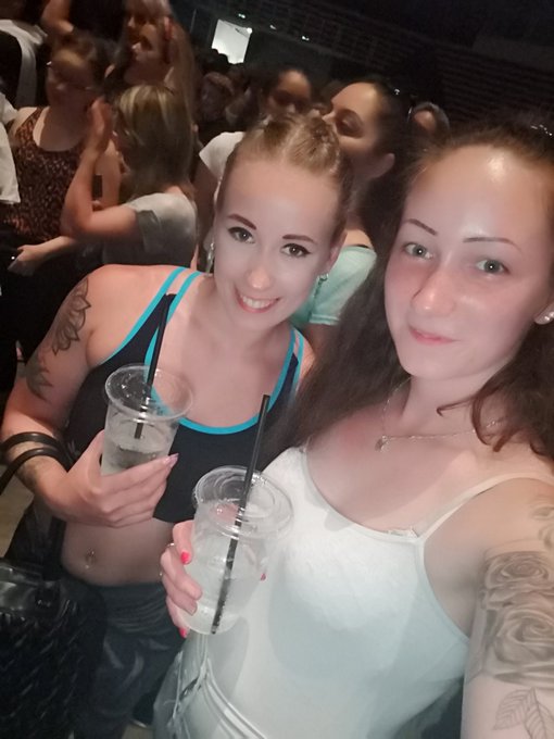 2 pic. Maluma concert 🥰🥰❤️❤️💯😍🔥❤️❤️ #smiley #maluma #malumabudapest #sister #family #fun #funlife #happyday