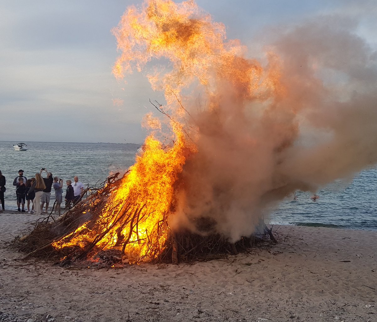 SilentZaika's tweet image. #unityhackweek bonfire!