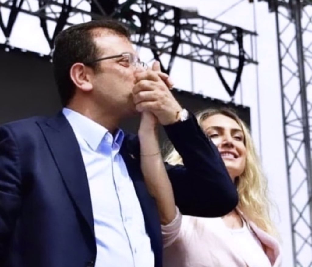 .
Kadına değer vermeyi yeniden öğrenecekler....
Kaybetmeyi hazmede hazmede öğrenecekler...
Ahlaklı olmayı senden öğrenecekler...
Hepsini sayende teker teker ÖĞRENECEKLER!

<a href="/ekrem_imamoglu/">Ekrem İmamoğlu</a>
#herseycokguzeloldu bee...