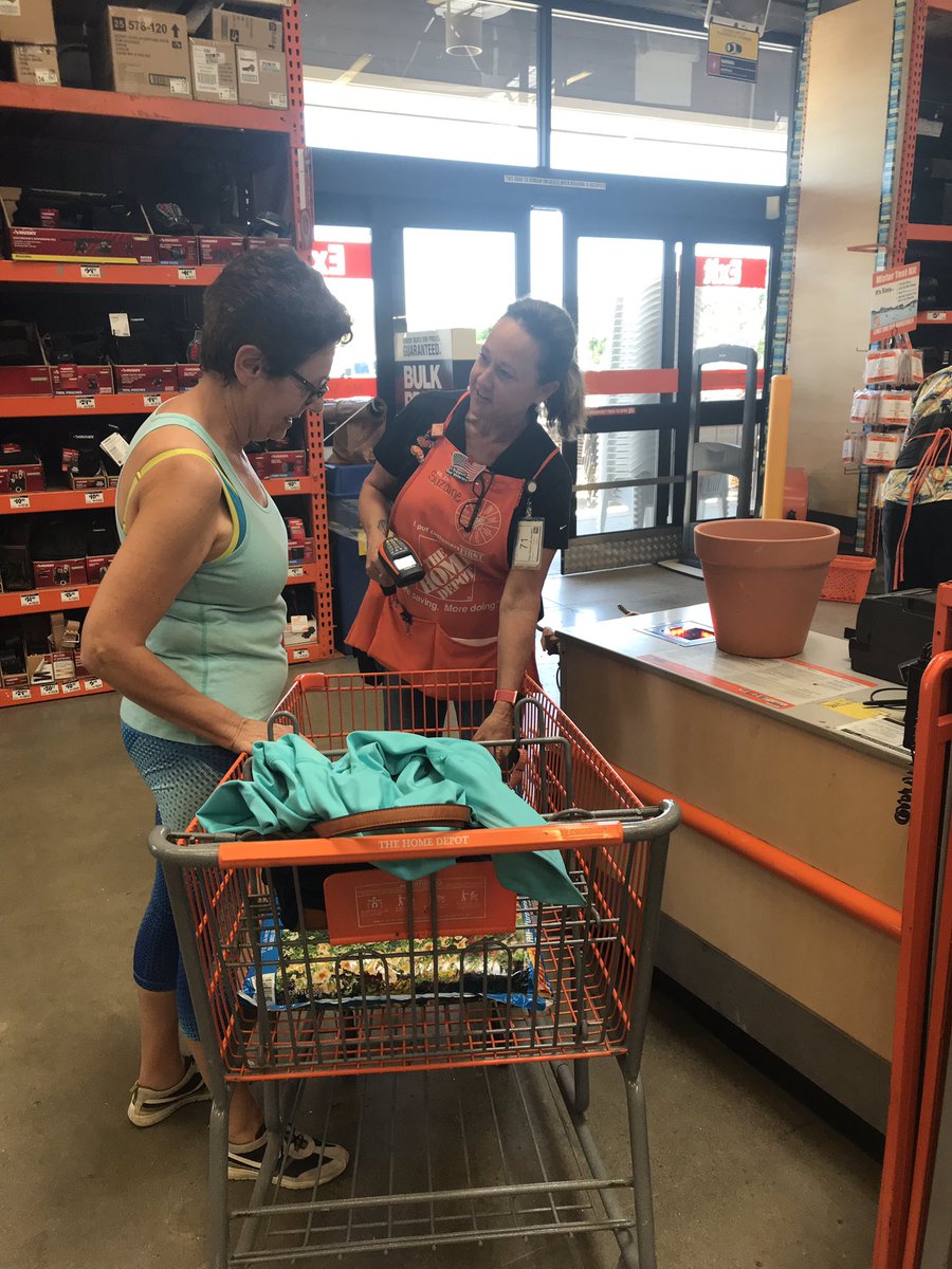 Leading by example is how we do it at The Ranch! FES@HDepotSuzanne and D23 DS Eddy providing great customer service and helping kill lines #CarmelMtnHD <a href="/AnthonyHajduk/">Anthony Hajduk</a> @sam_rosenbergHD <a href="/Fernando_0669/">Fernando A-M</a> <a href="/669Ranch/">669 Carmel Mountain Ranch ASDS</a>