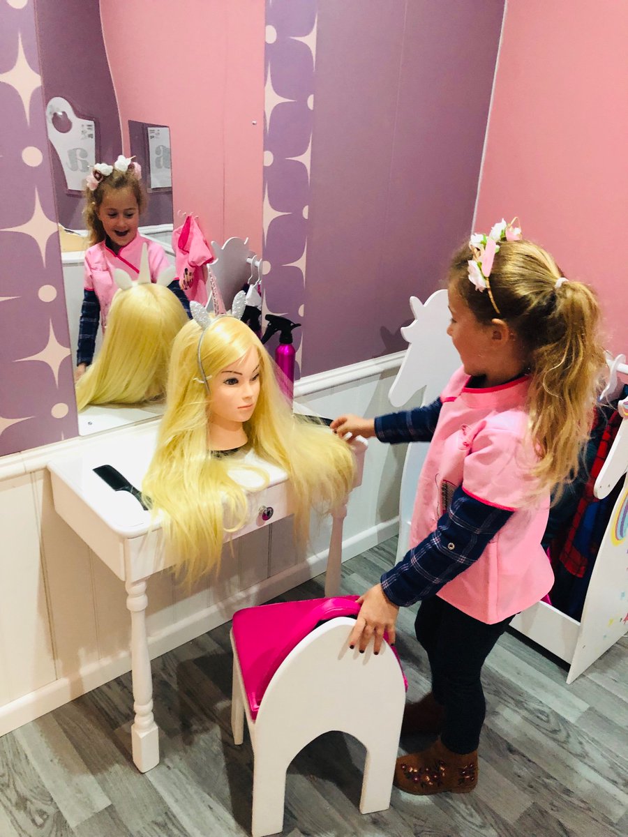 The Mill House Play cafe beauty salon is almost ready for the little ones to play &amp; learn. We literally can’t wait to see their excited faces!
💇🏼‍♀️💅🏾🎀🛁👧🏼👧🏽👦🏻
#themillhouseplaycafe #beautysalon #nailbar #roleplay #learn #play #imaginative #comingsoon #followus #learnthroughplaying