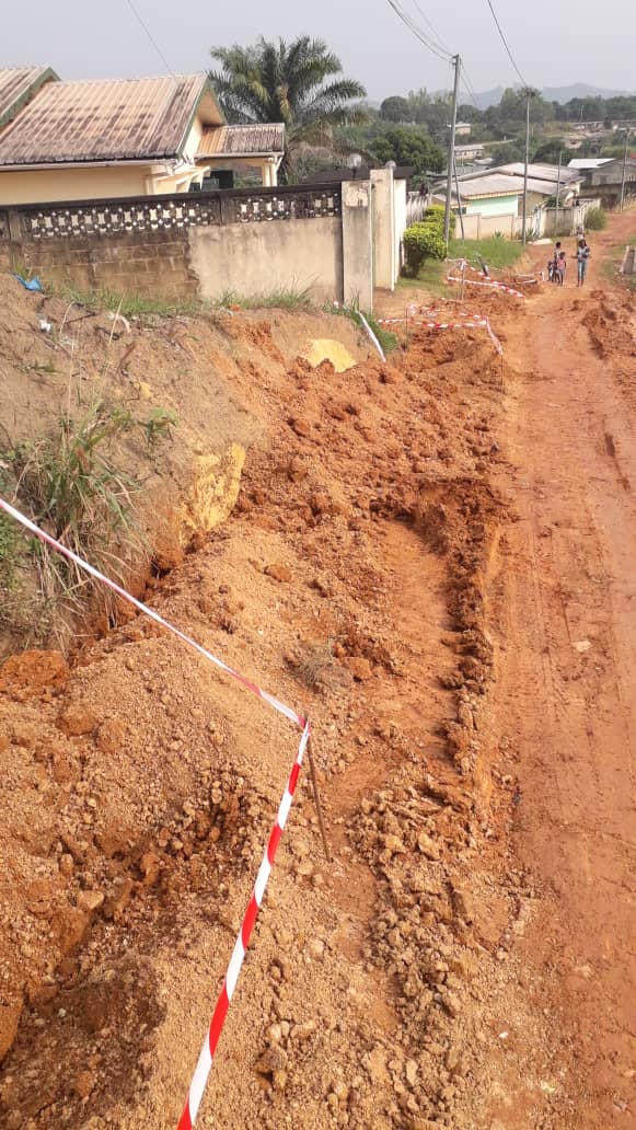 Poursuite des travaux d'extension du réseau d'eau dans la commune de Franceville.  Ici le quartier dit " Derrière la BICIG".