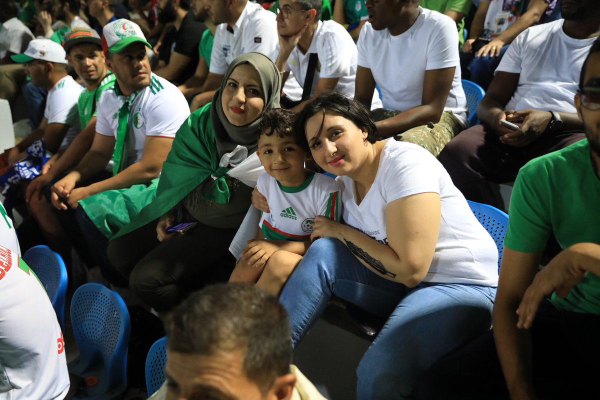 caf_online_FR's tweet photo. Le peuple Algérien ! #LesFennecs

Le football... C'est aussi ça 😍

 #ALGKEN #TotalAFCON2019 https://t.co/h5UjzcT29s