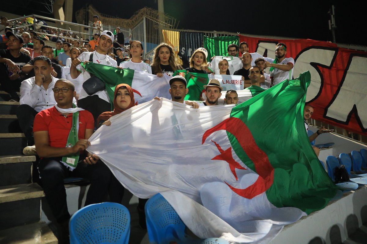 caf_online_FR's tweet photo. Le peuple Algérien ! #LesFennecs

Le football... C'est aussi ça 😍

 #ALGKEN #TotalAFCON2019 https://t.co/h5UjzcT29s