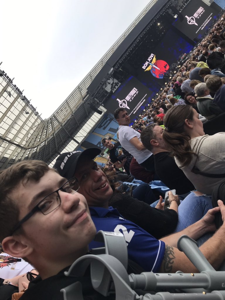 At <a href="/BonJovi/">Bon Jovi</a> broken leg wasn’t going to stop josh from coming. #bonjovimemories