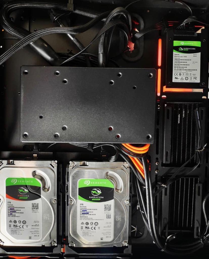 A glimpse under the hood of <a href="/professorramos/">Leandro Ramos</a>'s powerful #pcgaming rig reveals the source of all his computing power. #SeagateGaming

🦈 Seagate BarraCuda 2TB HDD
🐉 Seagate FireCuda 2TB SSHD
🦈 Seagate Barracuda 500GB SSD