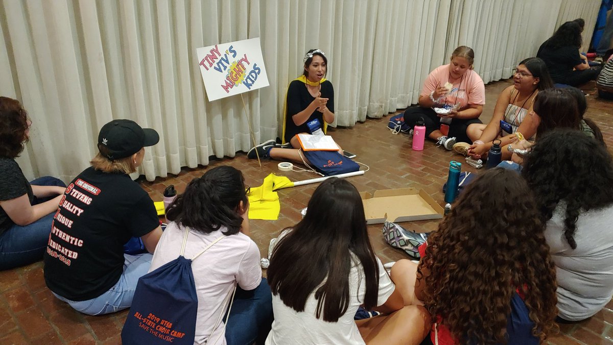 utsachoircamp's tweet image. Our hero counselors are spending some time getting to know our campers this evening! #UTSAChoirCamp #SaveTheMusic