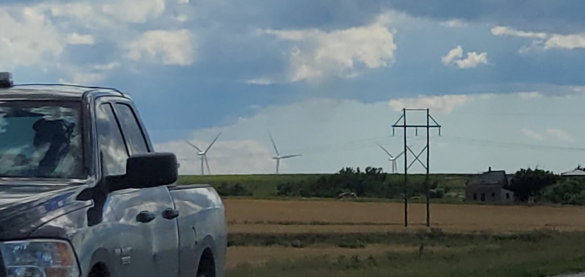 BobbyBakerJr2's tweet photo. You know you deep in the heart of the midwest when you see wind turbines. Beautiful drive. #kansasborn #worktrip #scottcitykansas #watco #goteam https://t.co/Ngf49fv6hE