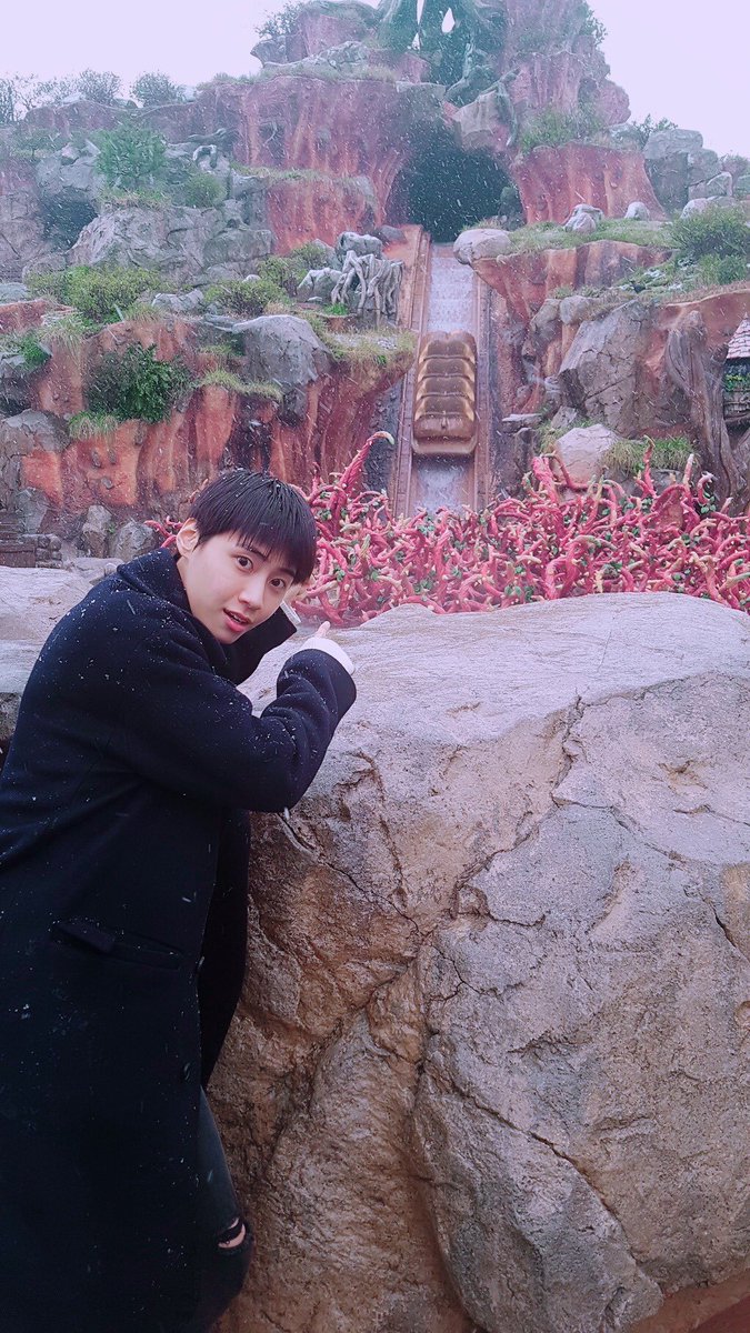 ﾊ ﾙ ジニョクがディズニーで楽しんでる画像どれも廃墟と化した東京ディズニーランドってくらい人いなくて草