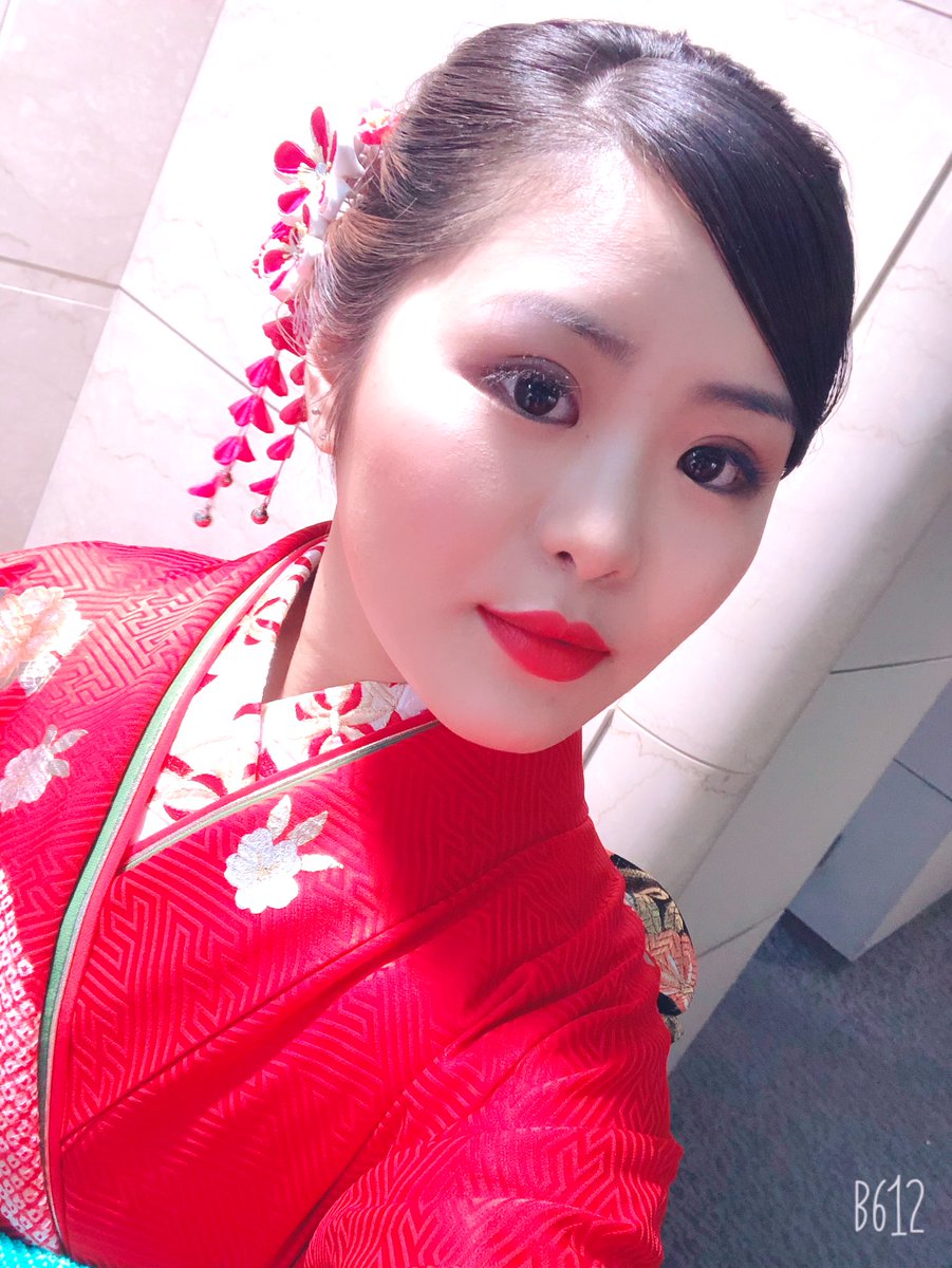 트위터의 はぴ 님 成人式の前撮りに行ってきたぁ 私は古典系の赤い着物 艸 楽しかった 成人式 振袖 前撮り 撮影 ヘアメイク インナーカラー 赤 つけ爪