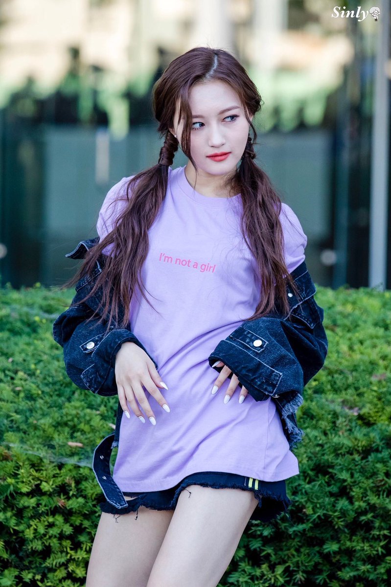 180929 ↳ iconic & #39;I& #39;m not a girl& #39; shirt ↳ I love this hair style