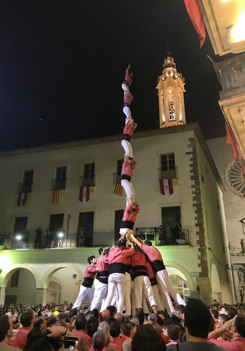 Tonight in Valls we completed a 5of8, a double-based 3of9, a 4of8 with a pillar inside, and a double-based pillar of 7. Tomorrow at 1pm, we will build more #HumanTowers.
#castellers