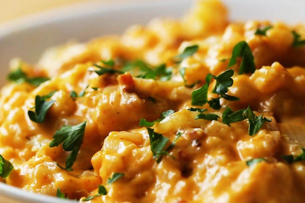 Keto Bacon Cauliflower Mac and Cheese Recipe - #keto #ketorecipes #ketofriendlylife #cauliflower #diet #ketogenicdiet #healtyfood #cooking #ketolife #recipes #weightloss bit.ly/2L4LDd0