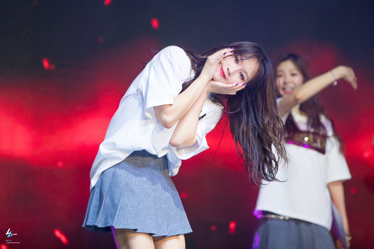 180310 ↳ she managed to look the cutest in this huge oversized tshirt