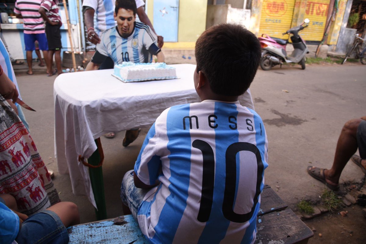 Un niño de una familia de Calcuta celebra el 32 cumpleaños de Leo Messi (Foto: @David_Heras).