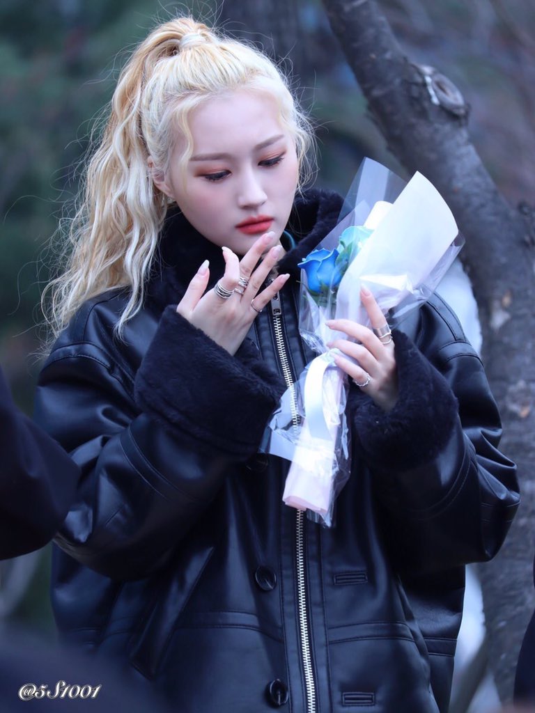 190310 ↳ blonde+pony tail+leather jacket