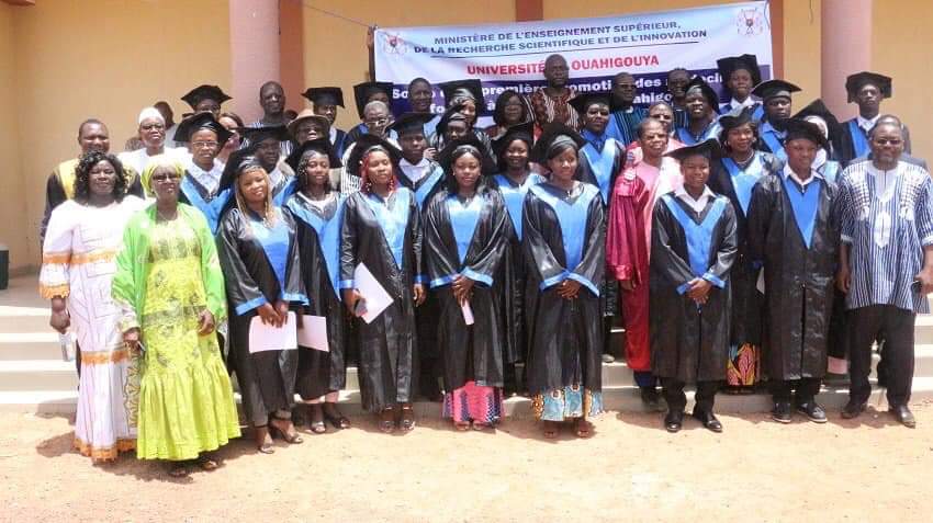 Toutes mes félicitations à la 1ère promotion de médécins entièrement formés à l'Université de Ouahigouya.
Ces 23 nouveaux médécins sont notre fierté #BurkinaFaso #santé #capitalhumain