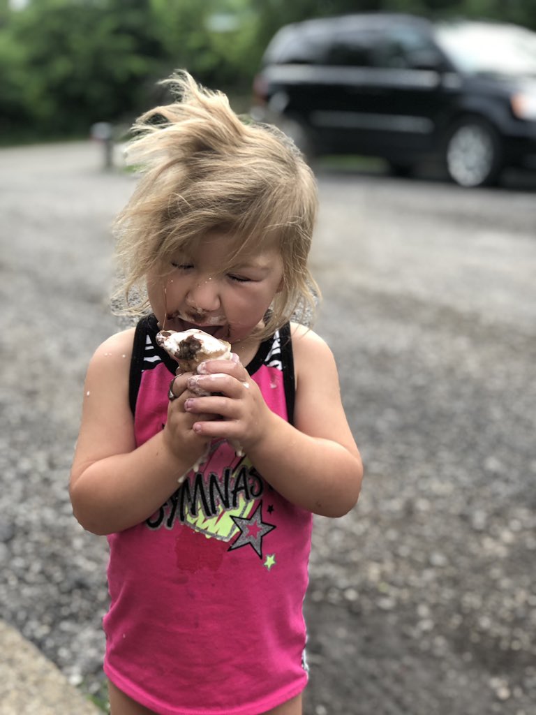 Jayklin1's tweet photo. Sunday Night vibes: Ice Cream &amp; No Pants❤️ 🍦 https://t.co/EtIJo9Y4yQ