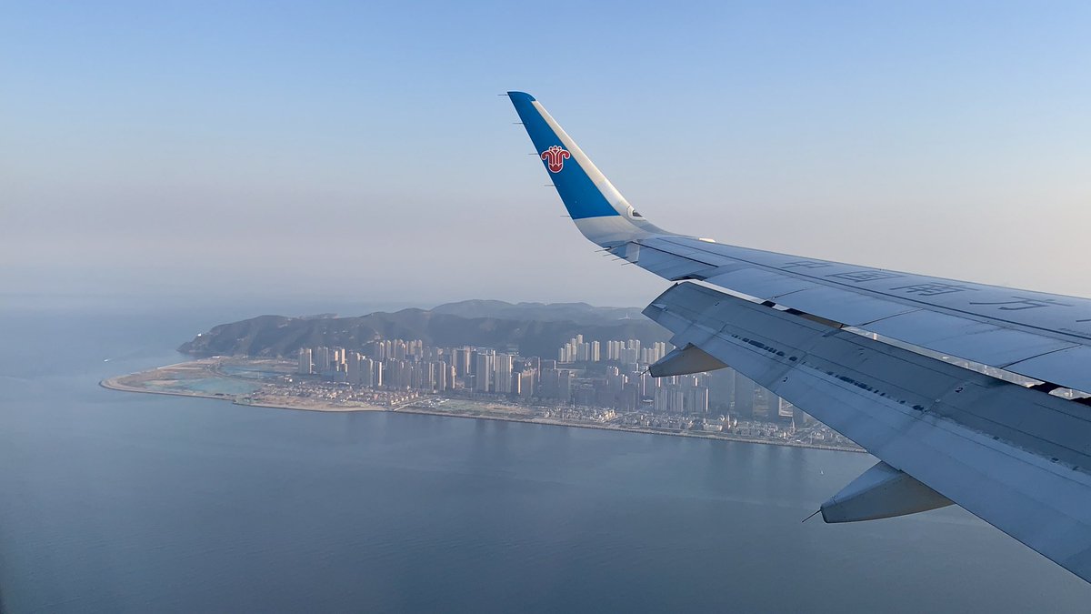 SarahWardAU's tweet photo. It’s good to be home! Dalian’s Yellow Sea coast is looking delightful this evening... thanks ⁦⁦@CSAIRGlobal⁩！🙏👱🏻‍♀️✈️🇨🇳
#maritime #archaeologylife #DMU #conference #travel #SPAFACON2019 #Bangkok https://t.co/i8Yr3Dn3nT