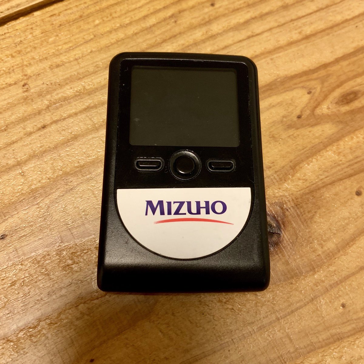 みずほ銀行法人口座のハードトークン 電池交換式はまだ許せるとして、電池交換するためにはプラスドライバーでカバーを外す必要があるのは流石にイラッとするので早めにUSB充電式にしてほしい。