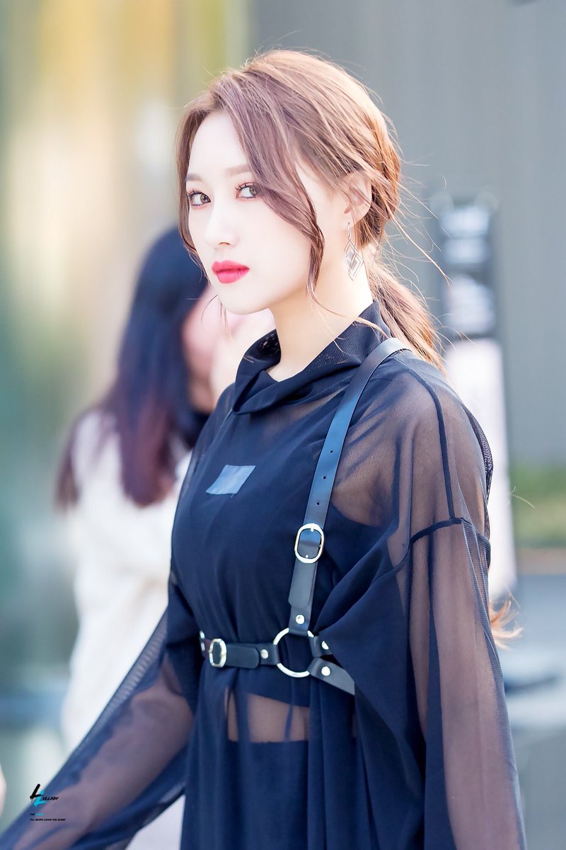 181016 ↳ idk who styled her but THANK YOU
