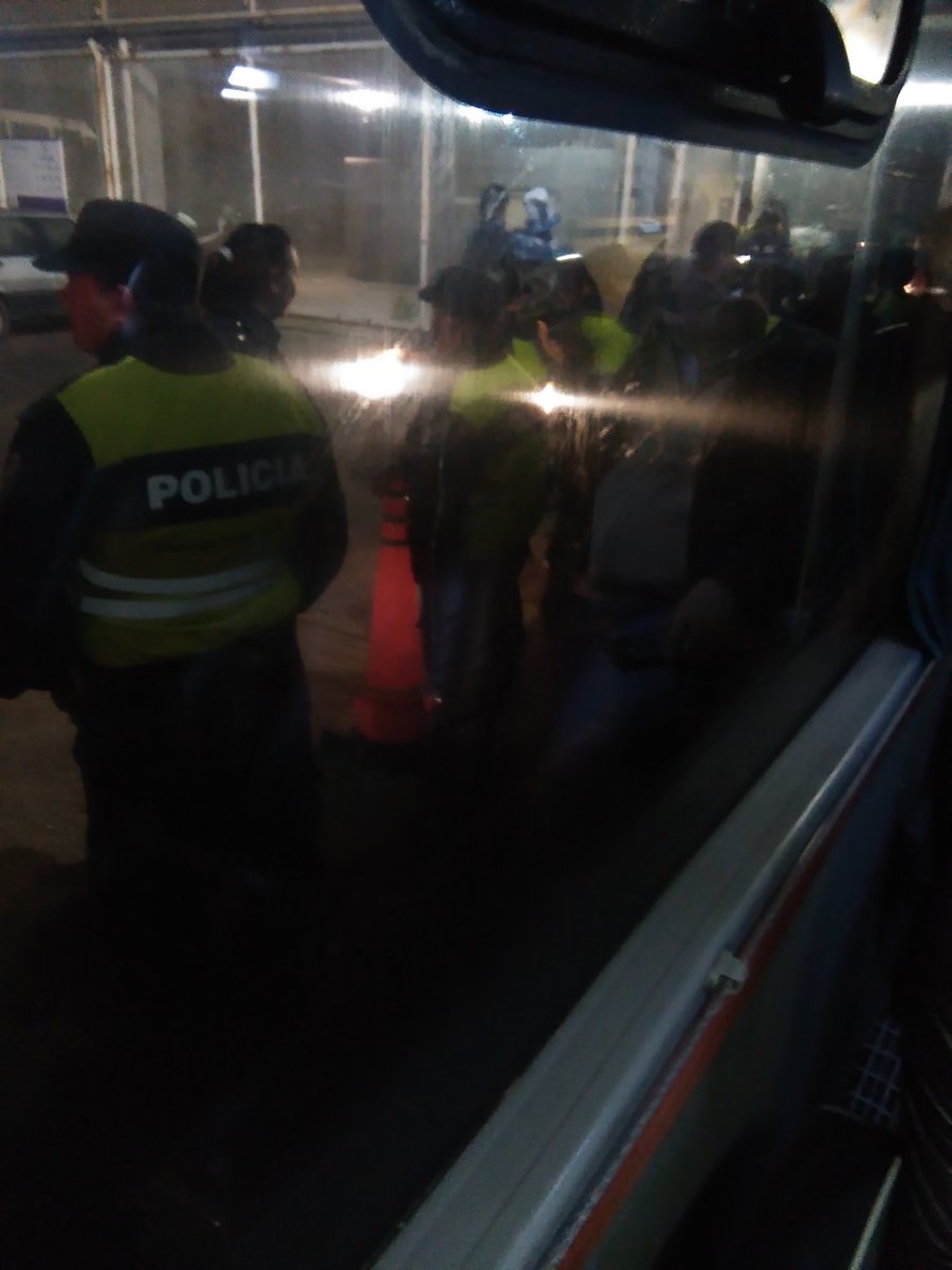 Antenaocho's tweet photo. #FinalReducido Salen los Jugadores, directivos y periodistas de Tucumán Custodiados por la Policía https://t.co/byJNwqXMWl