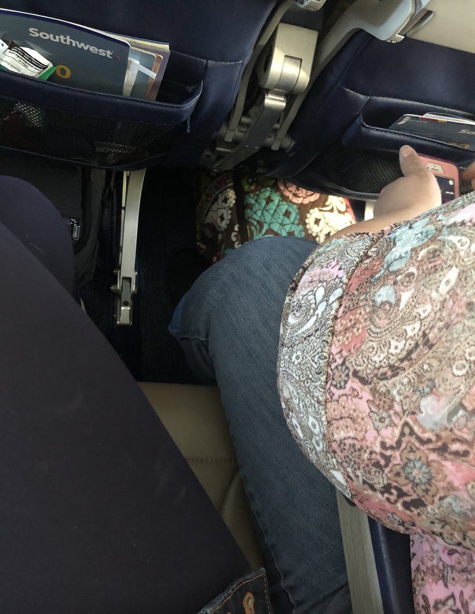 Taylortwo's tweet photo. #Southwest #passengerofsize I recently flew a Southwest flight, I paid over 33K points for a FULL SEAT. Instead I received half a seat because a passenger of size failed to accept the FREE extra seat Southwest provides. Southwest MEGA FAIL. #Southwestfails #poorservice https://t.co/qGdY9WoUy4