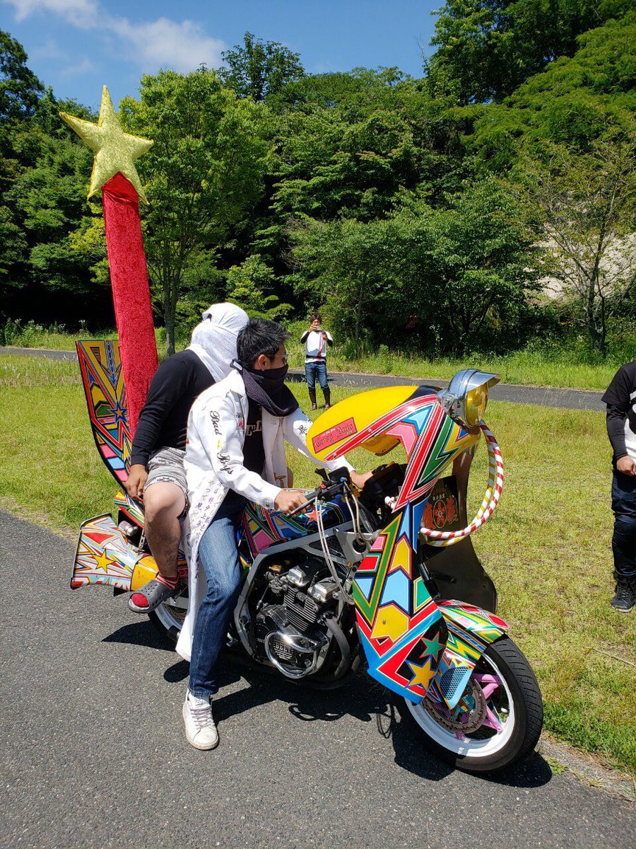 にし とおる 昨日は福岡カラー 爆発カラー 族車仕様 撮影会 お疲れ様でした卍 なおさんテールとゾッパナ持ってきてくれてありがとう アウェイで行ったけど 久々ブチ上げ組んだけん楽しかった 暴走族もきたし W なるおっさんtv なるおくんにも動画