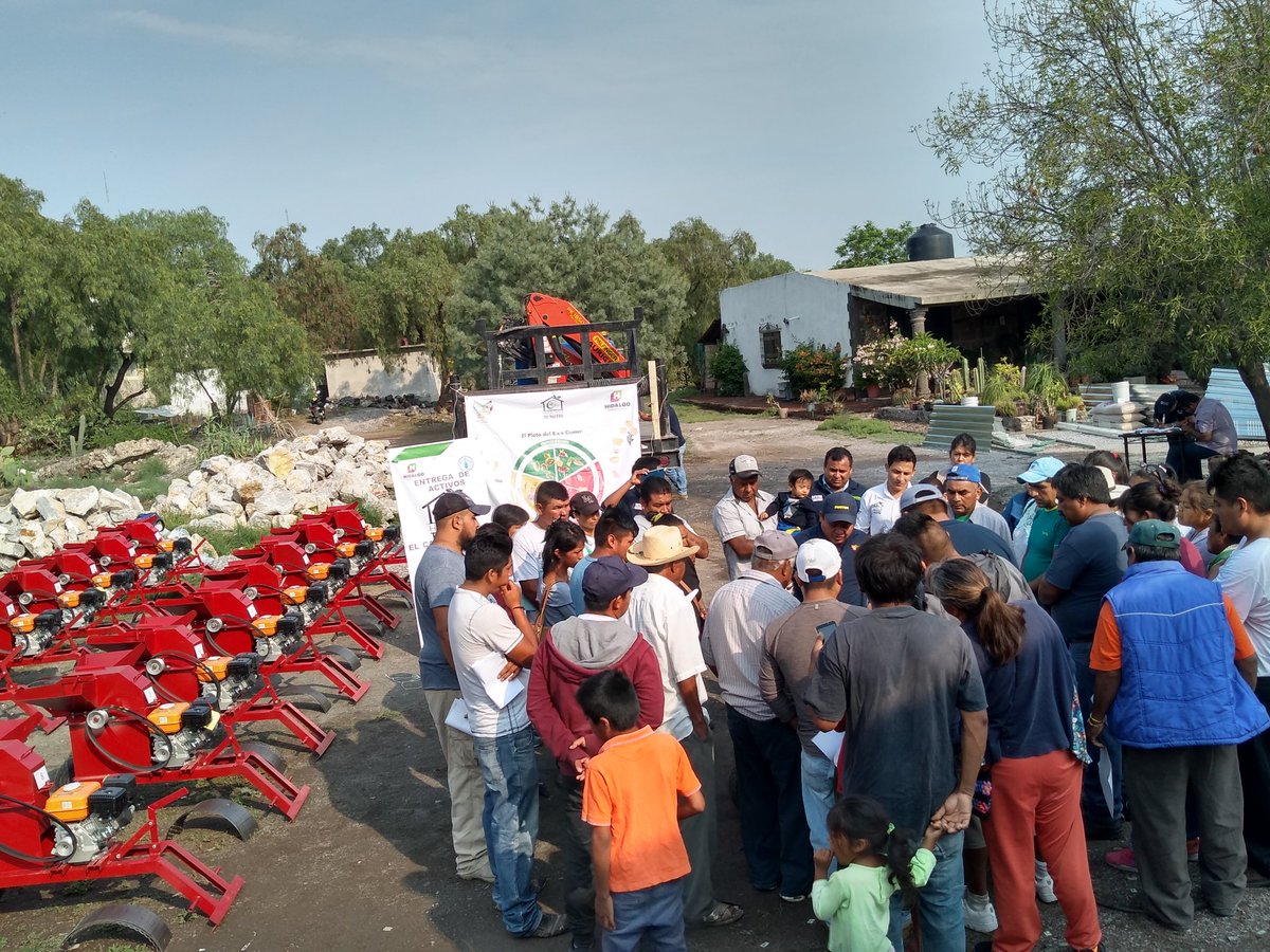 cj_juvempro's tweet photo. Dentro del programa #HidalgoTeNutre a través de #JUVEMPRO existen el desarrollo de diferentes actividades como : 
Seguimiento en el calendario de vacunación para aves, capacitaciones en el manejo de aves, instalación de proyectos y entrega de activos.
@SEDAGRO_HIDALGO https://t.co/o5L76iVj9A