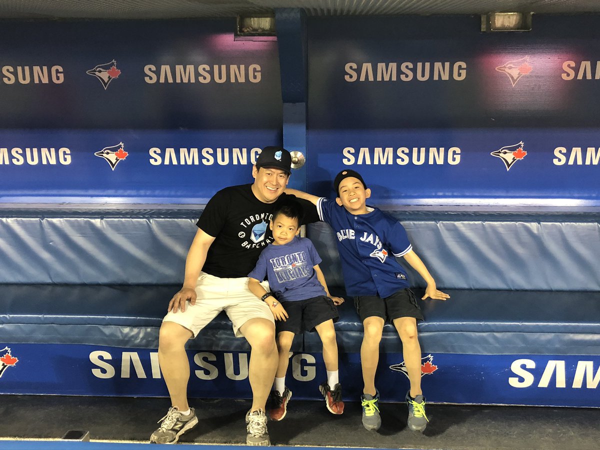 Got to meet one my childhood idols @Robbiealomar today. Thank you for your graciousness and taking the time to speak to my boys! Also thank you to @Rogers and @BlueJays for making this all possible. #RogersMoments