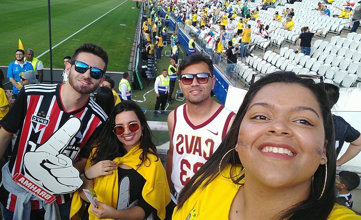 Bi_evangelista's tweet photo. Hello, @BrahmaCerveja ta vendo esse grupinho aí? A gente só queria participar da promoção do Clube N°1 pra ver a final da Copa América VIP. O problema é que ainda não temos 25 anos, abaixa essa idade pra 18 aí #AjudaNois https://t.co/RnBFUH7E0C