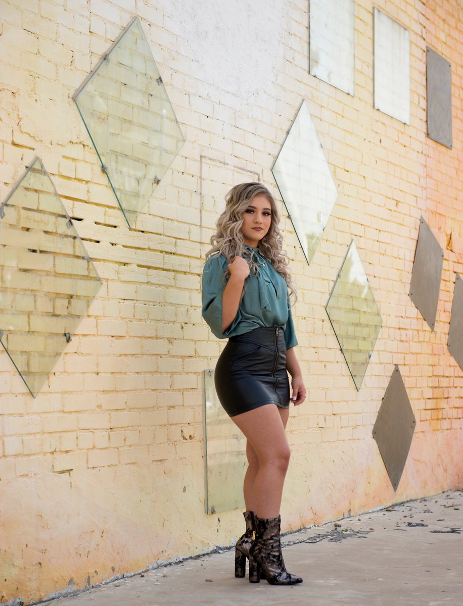 1VintageCouture's tweet photo. Never a dull moment!🌟
#sen19rs #seniors2019 #seniorignite #ModernSenior #seniorchic #DFWphotographer #ExpectExcellence #seniorads #SeniorStyleGuide #seniorinspire #theseniorcollection https://t.co/2a8cXMybrB