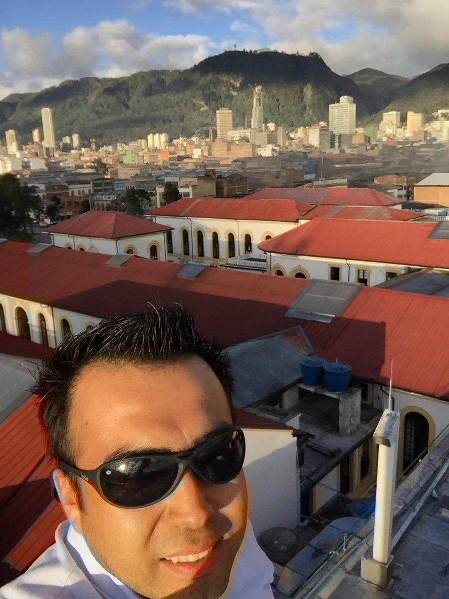 GustaoHerrera's tweet photo. #QuieroViajarComoDuque. Pero solo alcanza para conocer #Bogotá desde las terrazas del Hospital San José. #DanielSamperO https://t.co/1RuyLsLtI6