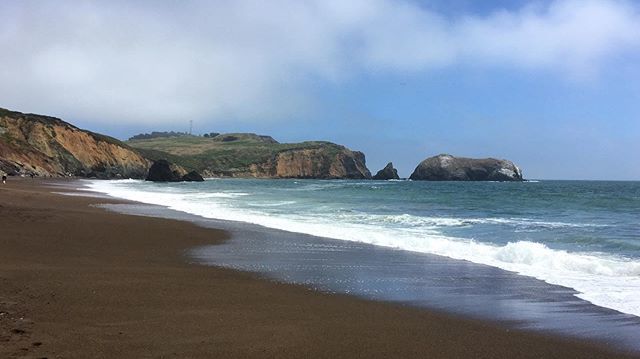 Beach day with minimal bay fog 👌 bit.ly/2X7AQpP