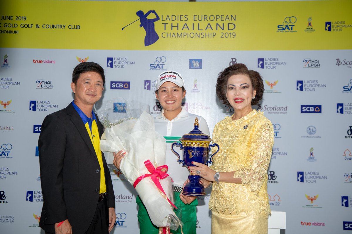 PhoenixGoldGolf's tweet photo. 🙏ขอขอบคุณทุกกำลังใจ จากคนไทยทั่วโลก 🇹🇭 #LETC2019 #PhoenixGoldGolf #Golf 

Thitikul Wins in Thailand ⛳️🏌️‍♀️

Amateur star Atthaya Thitikul &amp; the youngest ever LET champion, wins her second Ladies European Thailand Championship title in style on -22. Let the celebrations begin 🇹🇭🙌🏻 https://t.co/Z29xhZJpgj