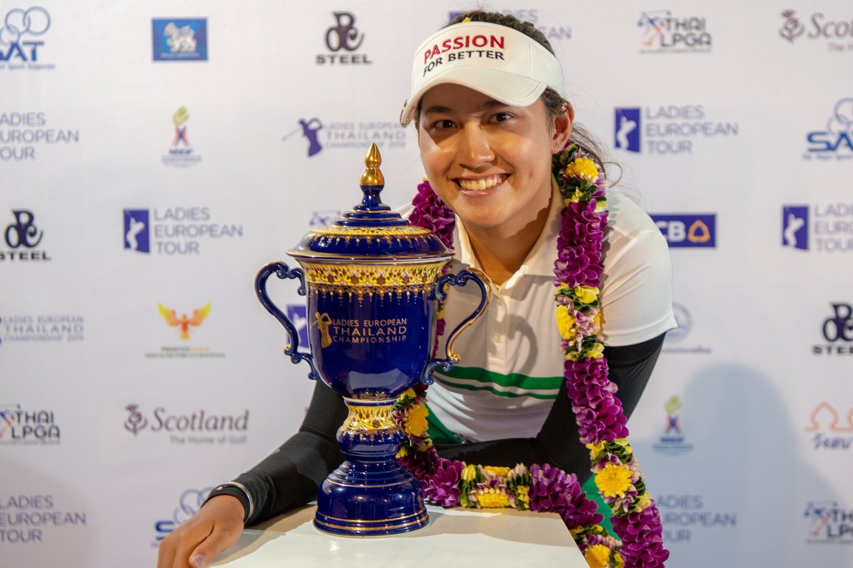 PhoenixGoldGolf's tweet photo. 🙏ขอขอบคุณทุกกำลังใจ จากคนไทยทั่วโลก 🇹🇭 #LETC2019 #PhoenixGoldGolf #Golf 

Thitikul Wins in Thailand ⛳️🏌️‍♀️

Amateur star Atthaya Thitikul &amp; the youngest ever LET champion, wins her second Ladies European Thailand Championship title in style on -22. Let the celebrations begin 🇹🇭🙌🏻 https://t.co/Z29xhZJpgj