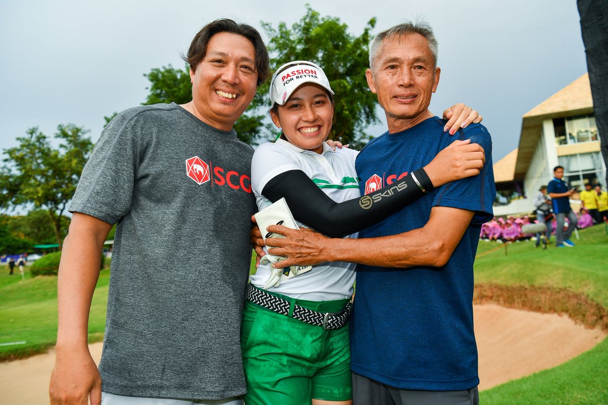 PhoenixGoldGolf's tweet photo. 🙏ขอขอบคุณทุกกำลังใจ จากคนไทยทั่วโลก 🇹🇭 #LETC2019 #PhoenixGoldGolf #Golf 

Thitikul Wins in Thailand ⛳️🏌️‍♀️

Amateur star Atthaya Thitikul &amp; the youngest ever LET champion, wins her second Ladies European Thailand Championship title in style on -22. Let the celebrations begin 🇹🇭🙌🏻 https://t.co/Z29xhZJpgj
