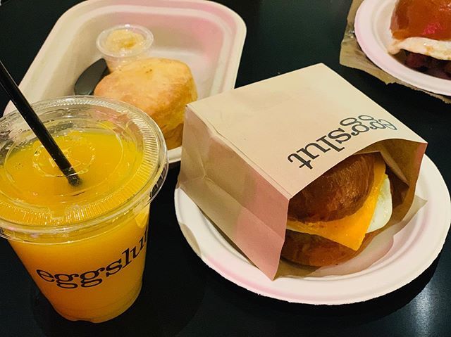 LisaOnSocial's tweet photo. Eggslut. Line-up wasn’t too long and it was a tasty brekkie! 🥚 🍳 @eggslut #lisa #lisaonsocial #bloggers  #yycblog #yycblogger #canadablogger #las #lasvegas #lasvegasstrip #lasvegaseats #lasvegasfood #cosmopolitanlasvegas #cosmopolitanhotel #eggslut #breakfastsandwich https://t.co/U8MNSvH7QB