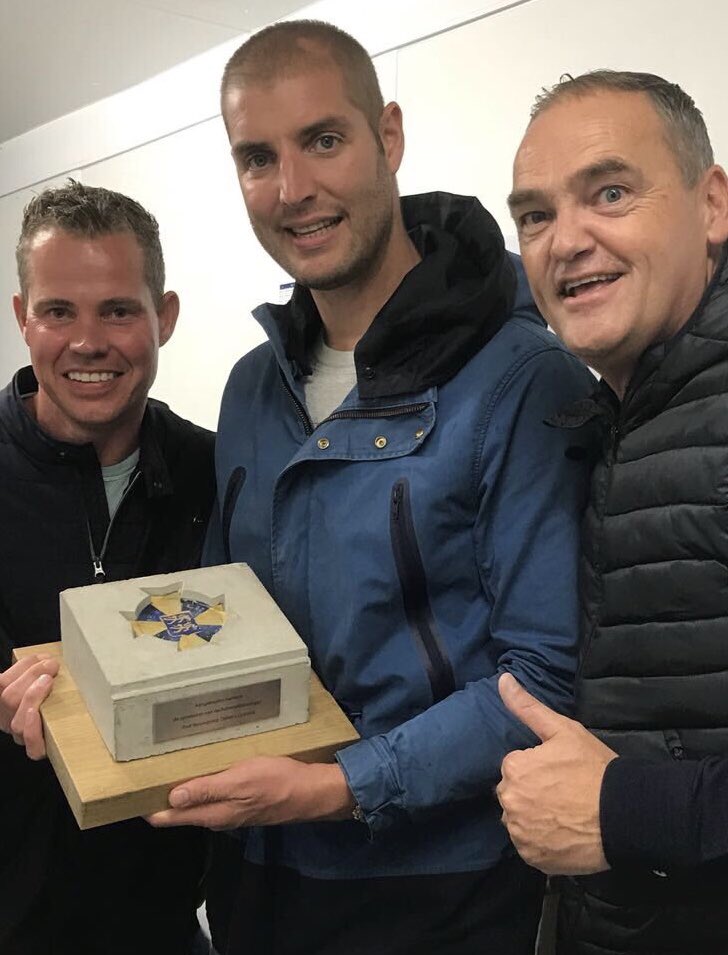 Dokkum , de Zijl in afwachting van <a href="/mvdweijden/">Maarten vd Weijden</a> Het in beton gegoten vergulde 11 stedenkruisje heeft hij al namens vele Dokkumers ontvangen voor zijn onuitwisbare prestatie.