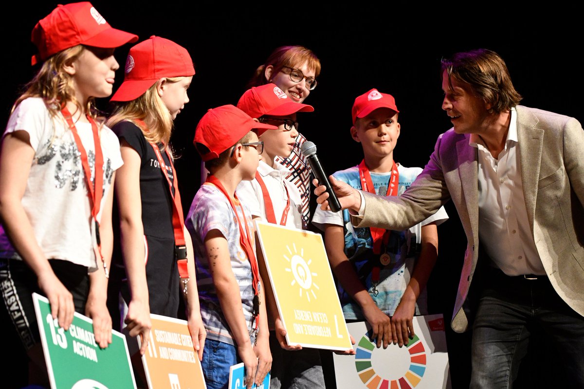 Onze toppers presenteerden, tijdens het <a href="/StPioneering/">Stichting Pioneering</a> Jaarevent #Duurzaam &amp; #Circulair, de Gieter 5.0. Twentse ondernemers luisterden aandachtig naar het idee van de tech-kids: een sproeiende #robot twente.com/global-goals/1… <a href="/UTwente/">University of Twente (inactive)</a> <a href="/Saxion/">Hogeschool Saxion (inactief)</a> <a href="/Vechtstromen/">Vechtstromen</a> #klimaat #GlobalGoals