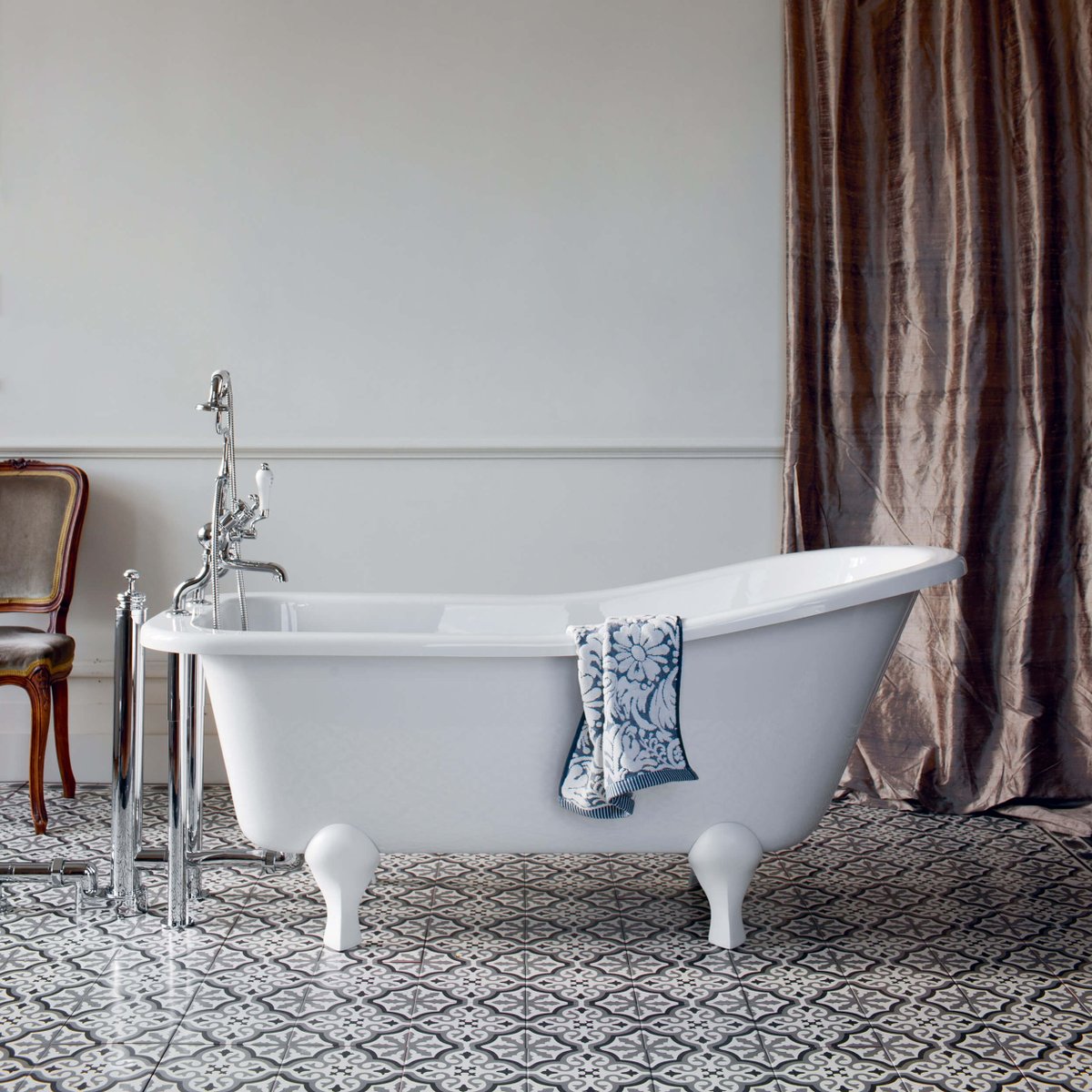 The Buckingham Slipper is a timeless classic offering deep and indulgent tranquility. 

#interiors #bathrooms 
ow.ly/Cc8b50uv7Tl