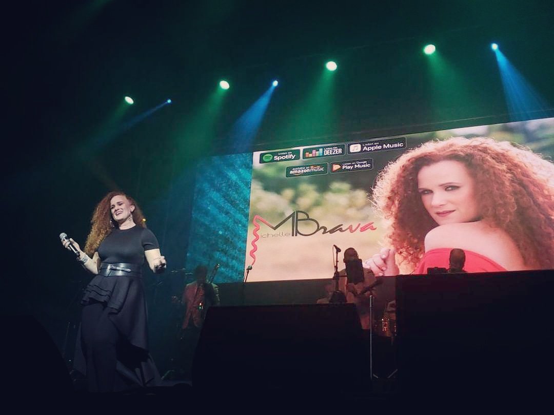 michellebrava's tweet photo. My happy place... โค๐ถ๐ค๐ โค
~~~
#singer #stage #myhappyplace #spotlight #music #salsa #escenario #milugarfeliz #salsasinger #cantante #musica #vidauna #aserfeliz #blessed #GraciasDios https://t.co/2Vz1vERqcg