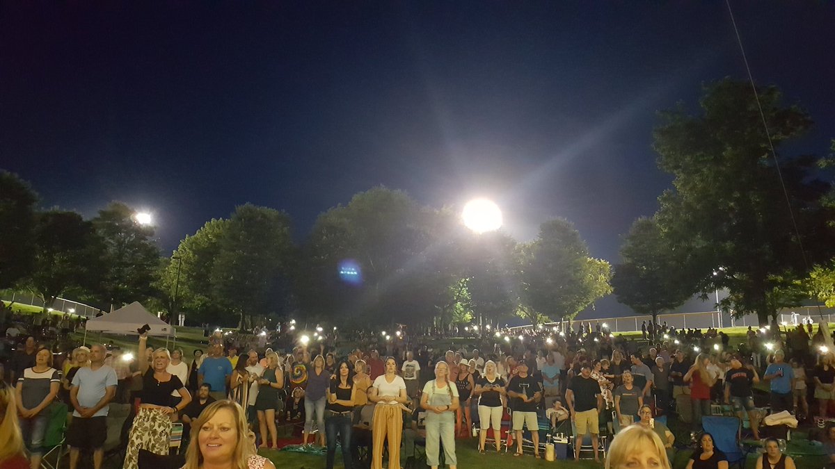 The weather held out in Brentwood for <a href="/SixwireOfficial/">Sixwire</a> tonight ☺️ 🎶 🎸 Such a fun with guest @johnelefante #WaywardSun Fave Moments #GodBlessAmerica  and loved the new one <a href="/stevemandile/">Steve Mandile</a> <a href="/andy_child/">Andy Child</a> <a href="/johnhowardbass/">John Howard</a> <a href="/stevehornbeak/">Steve Hornbeak</a> <a href="/ChuckTilleyDrum/">Chuck D. Tilley</a>