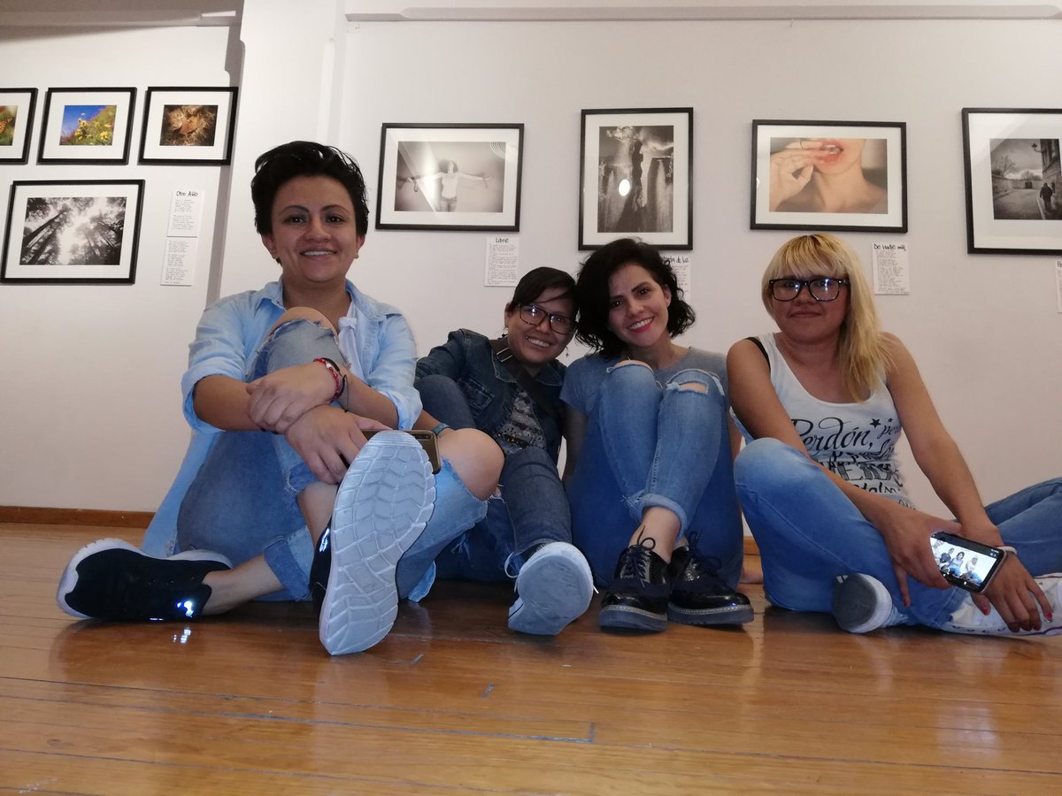 Fanny_Isabel07's tweet photo. Ayer fuimos a ver la Expo de fotografías de #PalabrasContadas y está impresionante.
@Lapochate sabes que te quiero muchísimo y me encanta tu trabajo, de verdad eres increíble. Gracias por la atención, por contarnos un poco de cada fotografía y por el mezcal, nos encantó verte. ❤️ https://t.co/FSz5qaNH88