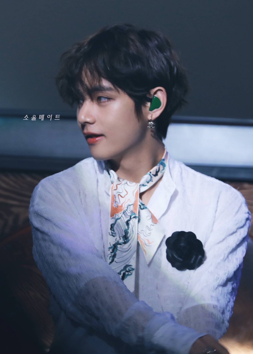 GaSeupG1's tweet photo. 야 김태형 너 요즘 이거 밀고 있는 머리인가본데,, 난 찬성이다ㅎ 머리 귀뒤로 넘길때 마다 내 목숨도 한번씩 고비 넘기고 있다는 것만 알아줘 https://t.co/8dVX38wnW7