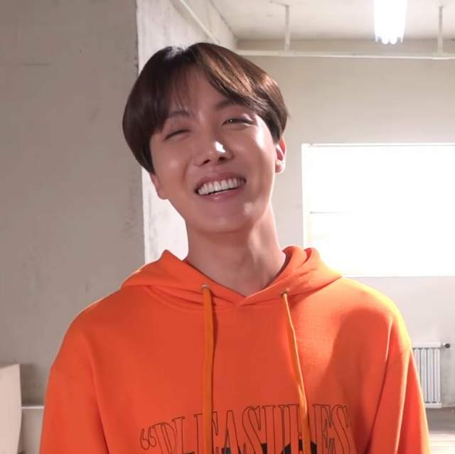 Armybb18's tweet image. Esse solzinho precioso mereçer muito amor e carinho amooo de mais voltar pro brasil quê a gente te dar muito amor😥💞