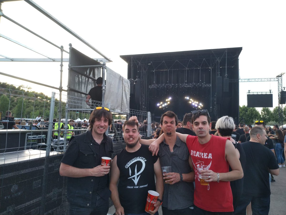 El pasado sábado estuvimos disfrutando de <a href="/losmareaoficial/">Los Marea Oficial</a> y viendo como el Nava de <a href="/Cableados_rock/">Cableados</a>  disfrutaba aun más... Será cabrón!!

#concierto #marea #gira #elazogue #rock #descendientes #cableados #cerveza #fiesta