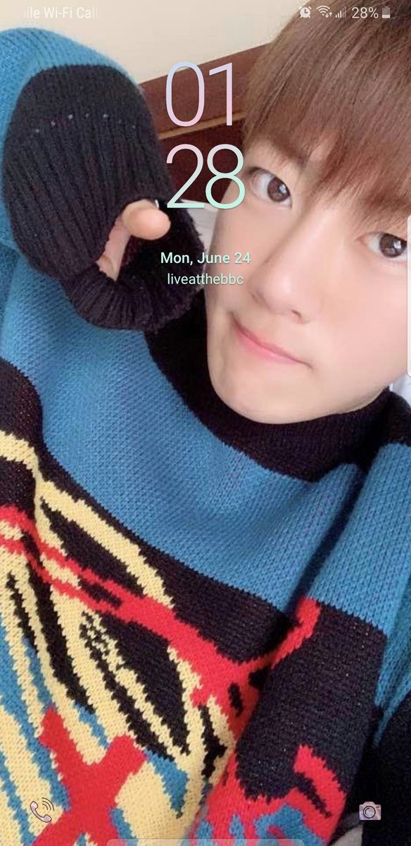 lockscreen update~jibeom in the matching sweater yeonjun is wearing on my home screen 